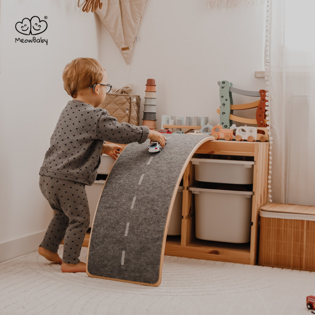 Planche d’équilibre en bois naturel avec marquages routiers pour le jeu et la motricité