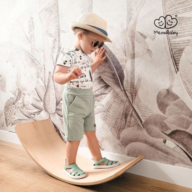 Wooden balance board in natural wood with felt – pink for play and motor skills