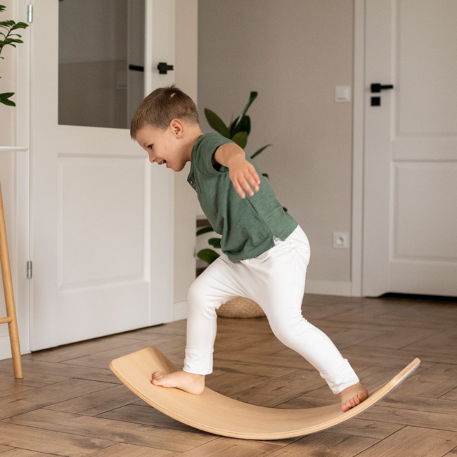 Balanceboard aus Naturholz mit Filz – grau für Spiel und Motorik