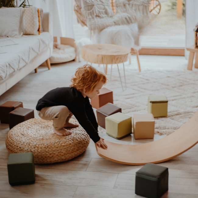 Planche d’équilibre en bois naturel avec feutre – gris pour le jeu et la motricité