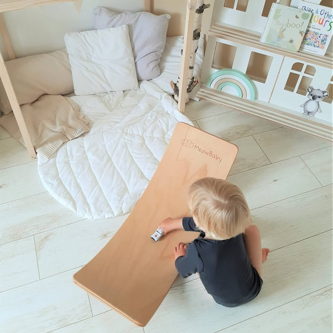 Planche d’équilibre en bois bleu avec feutre pour le jeu et la motricité