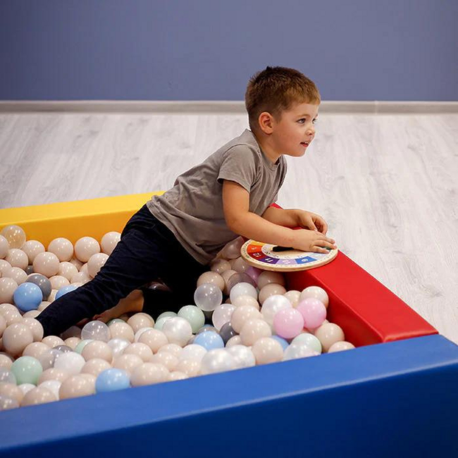 Soft play foam blokken ballenbak in primaire kleuren