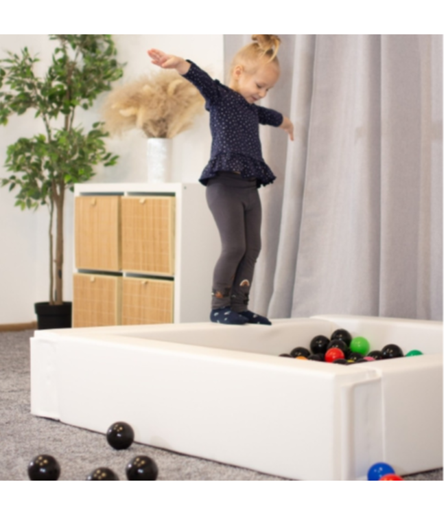 Witte soft play foam blokken ballenbak