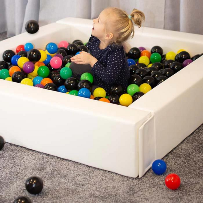 Witte soft play foam blokken ballenbak