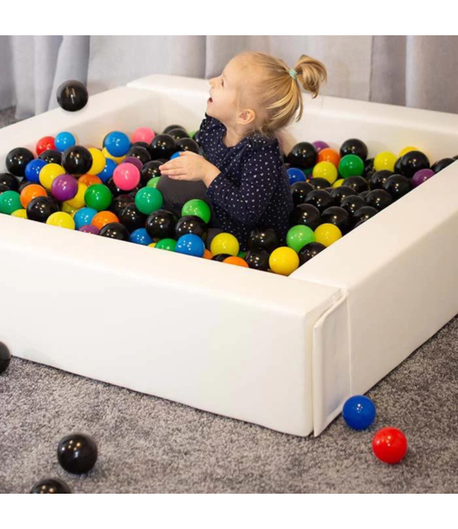 Witte soft play foam blokken ballenbak
