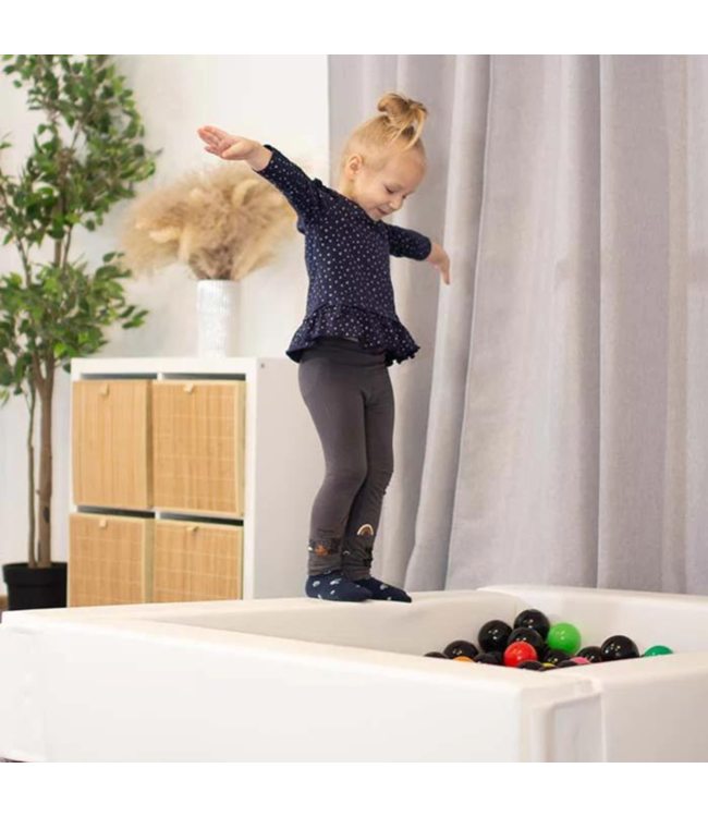Witte soft play foam blokken ballenbak