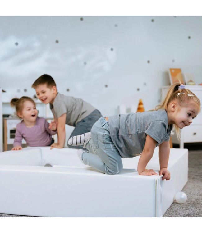 Witte soft play foam blokken ballenbak