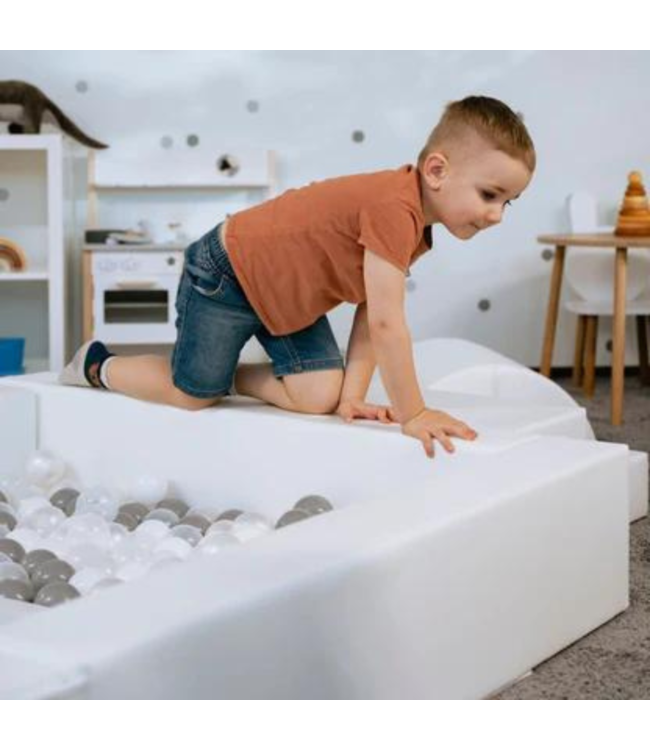 Witte soft play foam blokken ballenbak