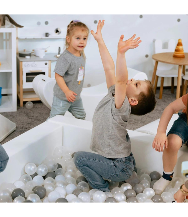 Witte soft play foam blokken ballenbak