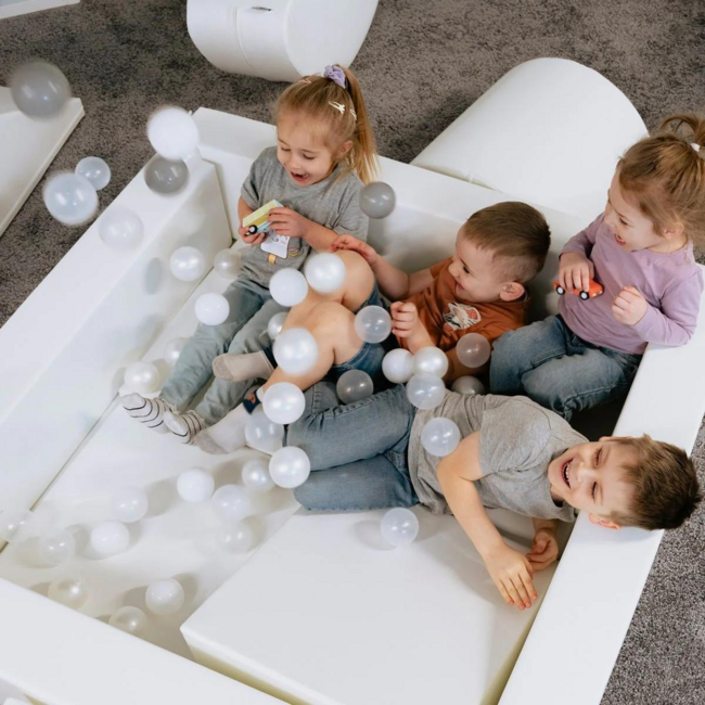 Witte soft play foam blokken ballenbak