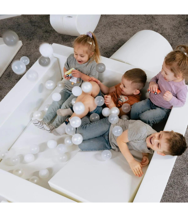 Witte soft play foam blokken ballenbak