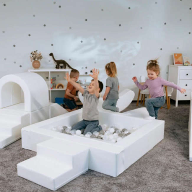 Witte soft play foam blokken ballenbak