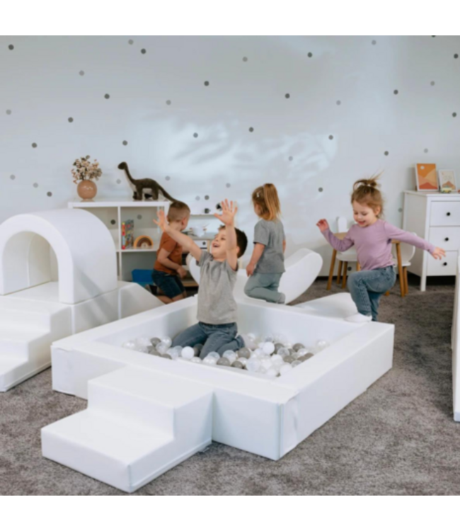Witte soft play foam blokken ballenbak