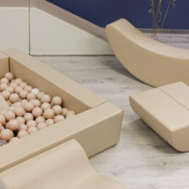 XXL Schaumstoff-Spiellandschaft mit Bällebad und Rutsche (12-teilig) – Beige