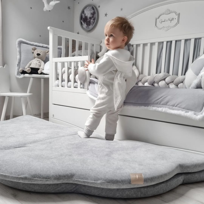 Zachte grijze speelmat in wolkvorm voor baby’s, peuters en kinderen