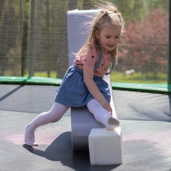 Grijze rocker voor balans, rust en speels plezier