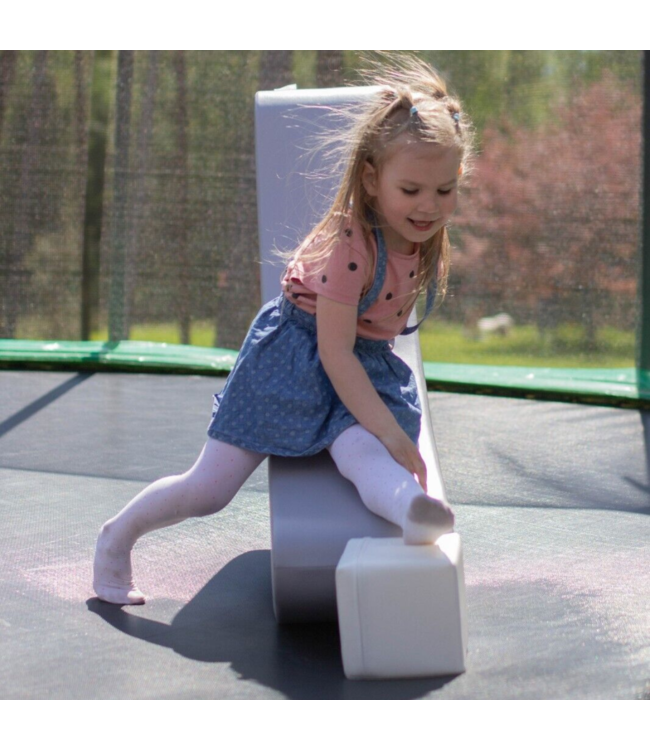 Grijze rocker voor balans, rust en speels plezier