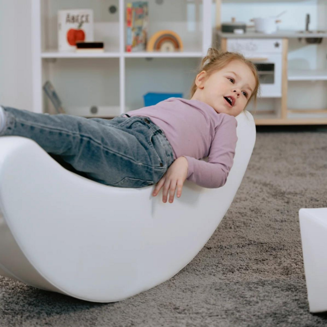 Witte kinderrocker in bananenvorm voor stijlvol speelplezier