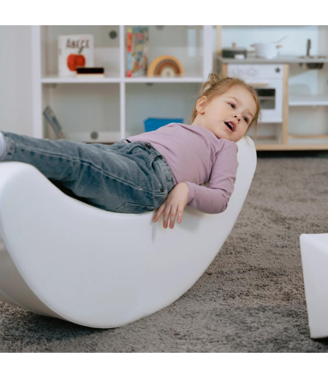 Witte kinderrocker in bananenvorm voor stijlvol speelplezier