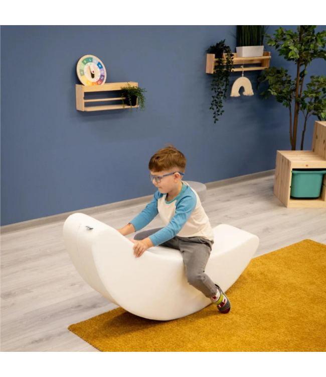 Witte kinderrocker in bananenvorm voor stijlvol speelplezier