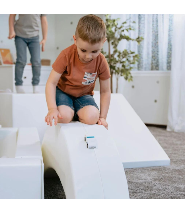 Witte kinderrocker in bananenvorm voor stijlvol speelplezier