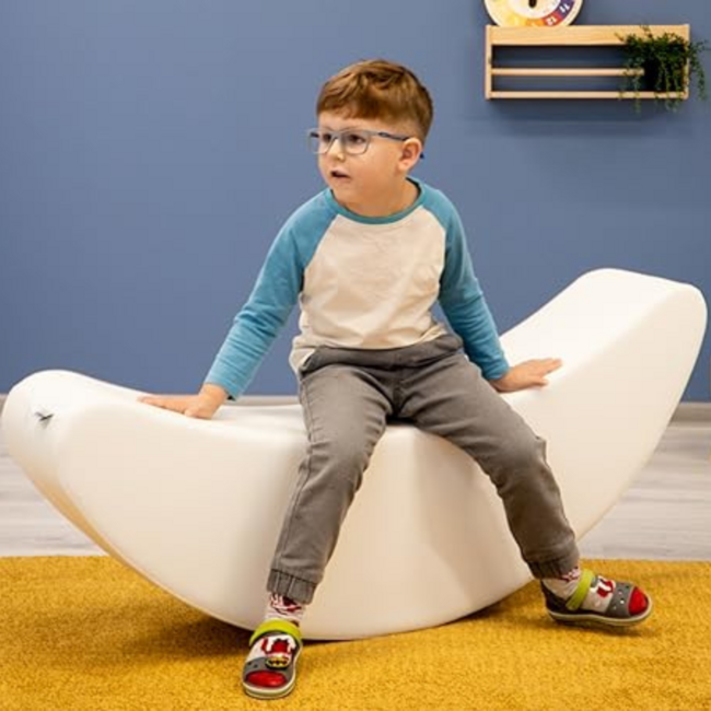 Witte kinderrocker in bananenvorm voor stijlvol speelplezier