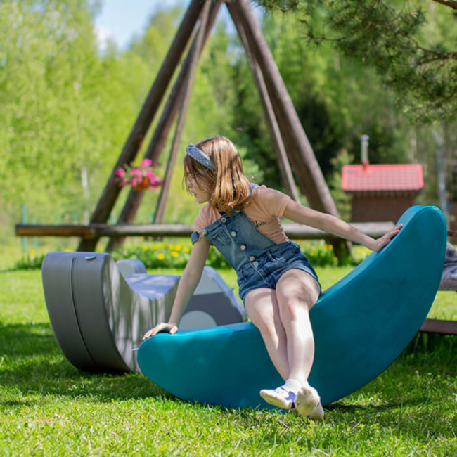 Turquoise kinderrocker in bananenvorm voor vrolijk spel