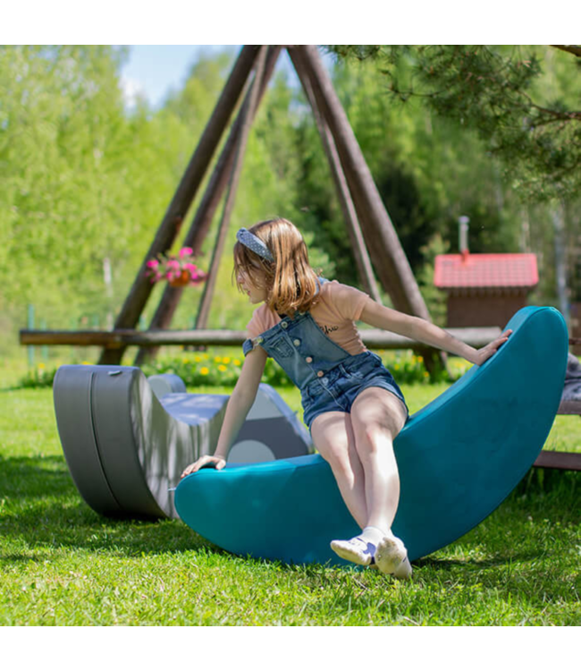 Turquoise kinderrocker in bananenvorm voor vrolijk spel