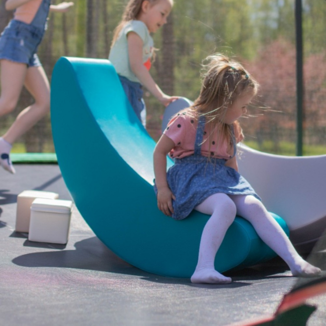 Turquoise kinderrocker in bananenvorm voor vrolijk spel