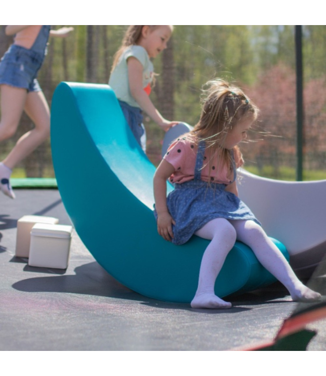 Turquoise kinderrocker in bananenvorm voor vrolijk spel