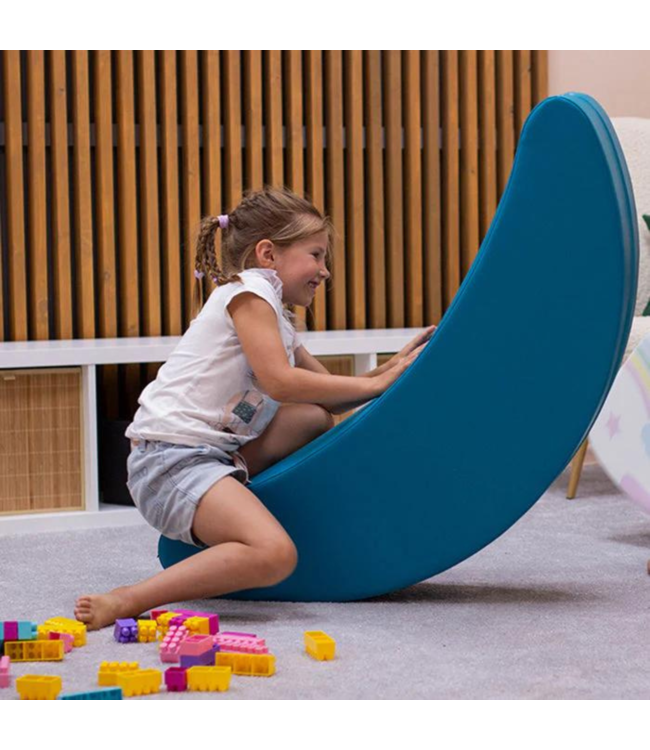 Turquoise kinderrocker in bananenvorm voor vrolijk spel