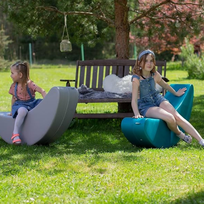 Turquoise kinderrocker in bananenvorm voor vrolijk spel