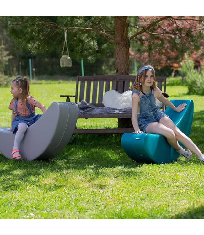 Turquoise kinderrocker in bananenvorm voor vrolijk spel