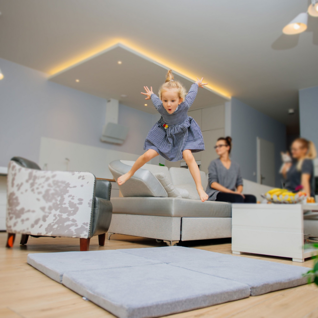 Grijze foam speelmat van verbonden elementen