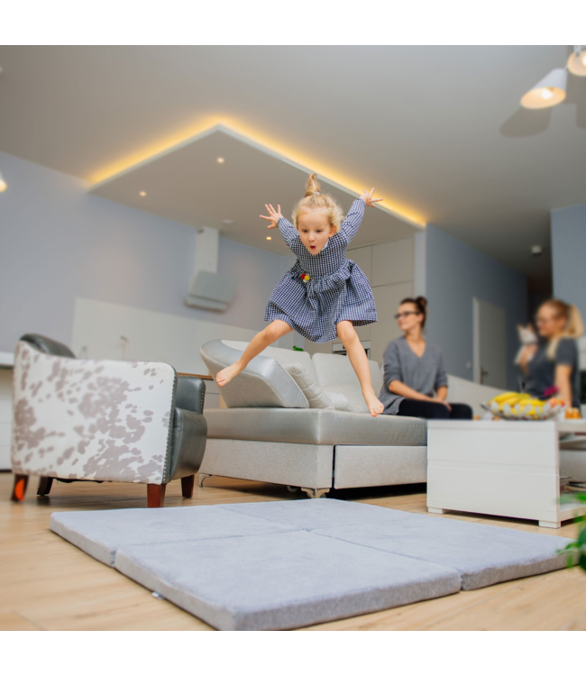 Grijze foam speelmat van verbonden elementen