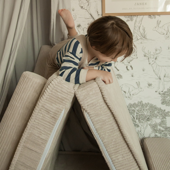 Modulaire roze corduroy kinderbank met zachte kussens en flexibel ontwerp