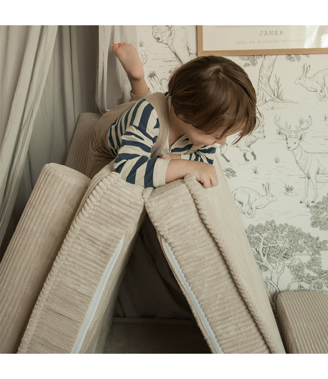 Modulaire bruine corduroy kinderbank met zachte kussens en flexibel ontwerp voor kinderen