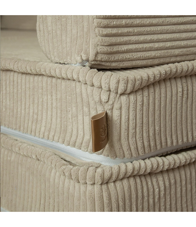 Modulaire bruine corduroy kinderbank met zachte kussens en flexibel ontwerp voor kinderen