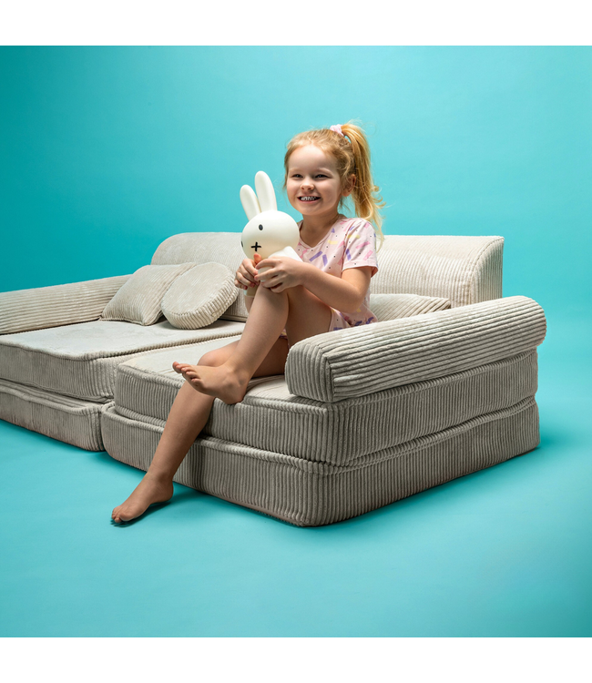 Modulaire bruine corduroy kinderbank met zachte kussens en flexibel ontwerp voor kinderen