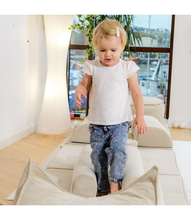 Modulaire bruine corduroy kinderbank met zachte kussens en flexibel ontwerp voor kinderen