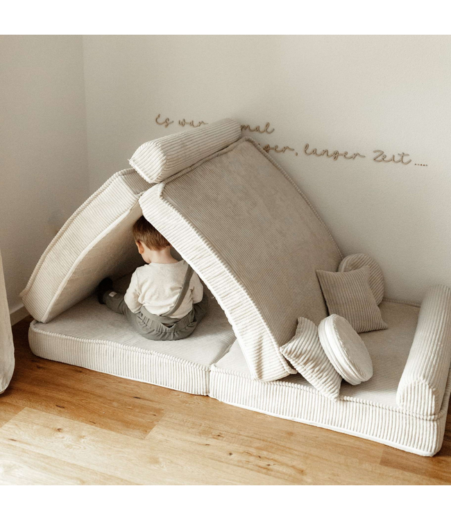 Modulaire bruine corduroy kinderbank met zachte kussens en flexibel ontwerp voor kinderen