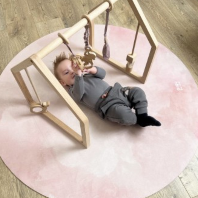Rond speelkleed in zachte pastelkleuren met wolkenprint, duurzaam en comfortabel