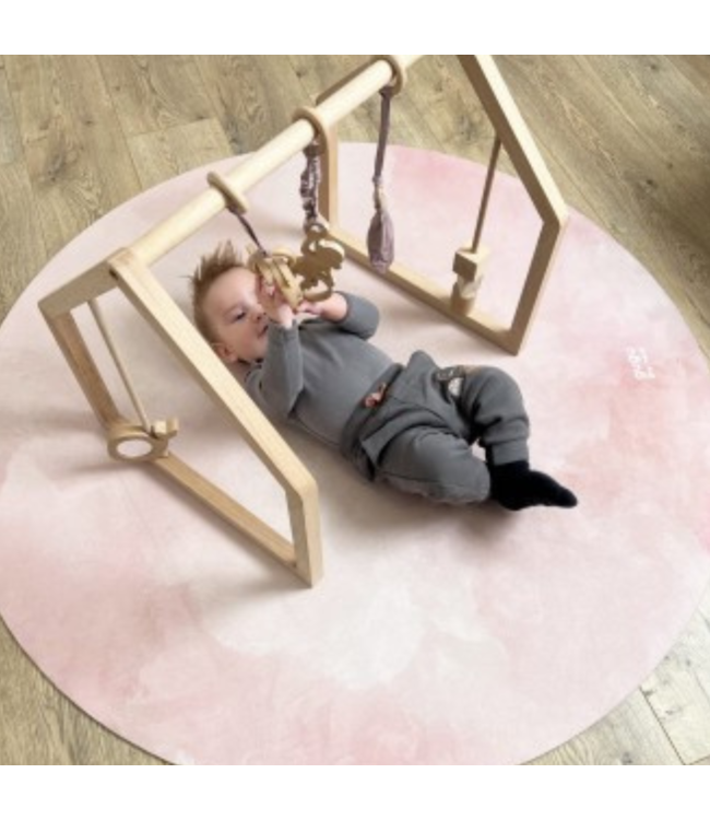 Rond speelkleed in zachte pastelkleuren met wolkenprint, duurzaam en comfortabel