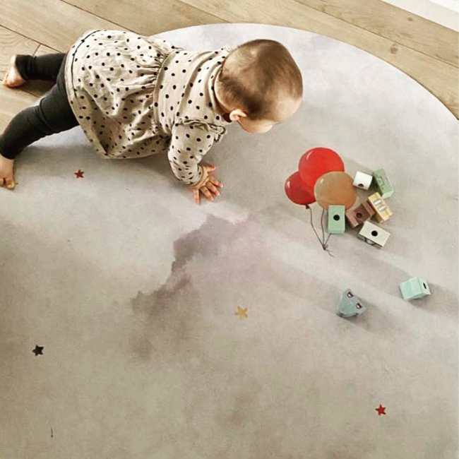 Tapis de jeu rond avec motif montgolfière en tons doux, durable et confortable