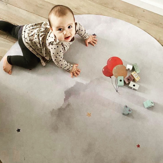 Rond speelkleed met luchtballonprint in zachte kleuren, duurzaam en comfortabel