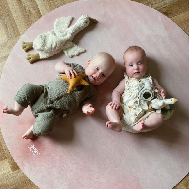 Tapis de jeu rond en tons pastels avec motif nuage, durable et confortable