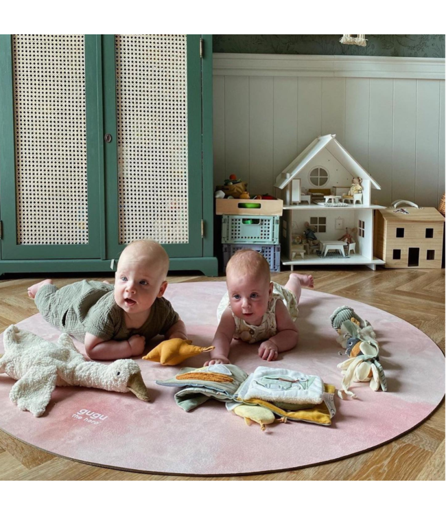 Rond speelkleed in zachte pastelkleuren met wolkenprint, duurzaam en comfortabel