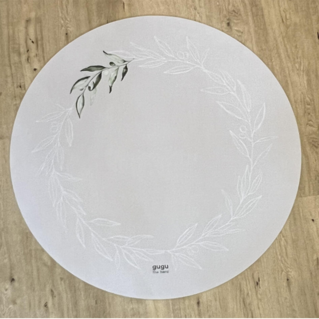 Tapis de jeu rond beige avec branches d’olivier discrètes, durable et confortable