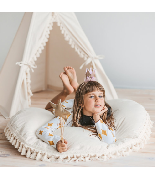 Groot ecru vloerkussen met franjes voor een warme kinderkamer