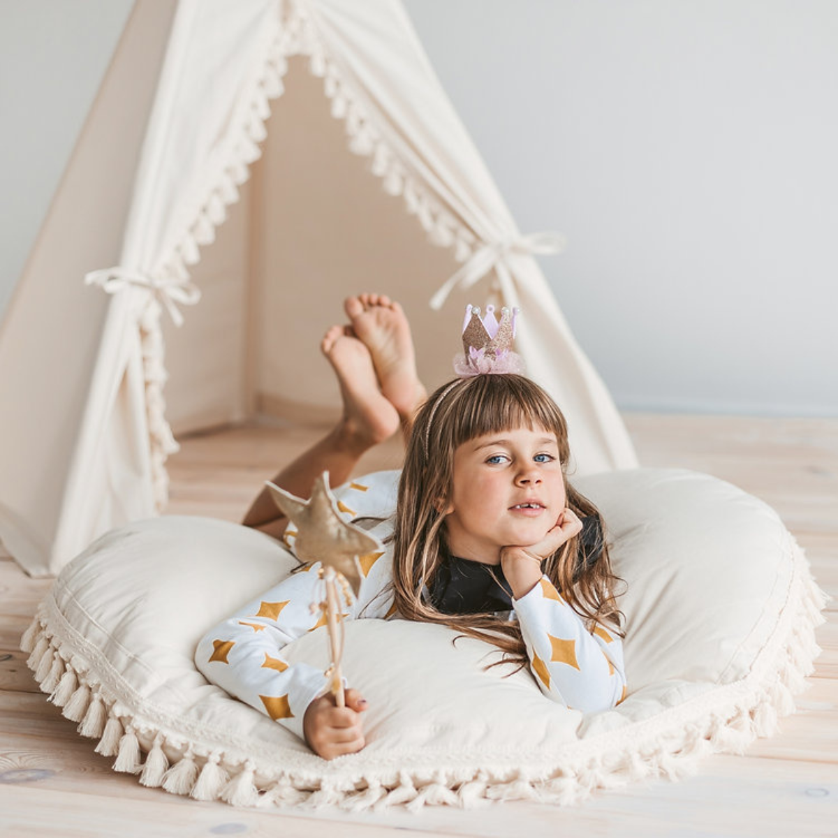 https://cdn.webshopapp.com/shops/353549/files/460976848/vloerkussen-met-franjes-ecru.png